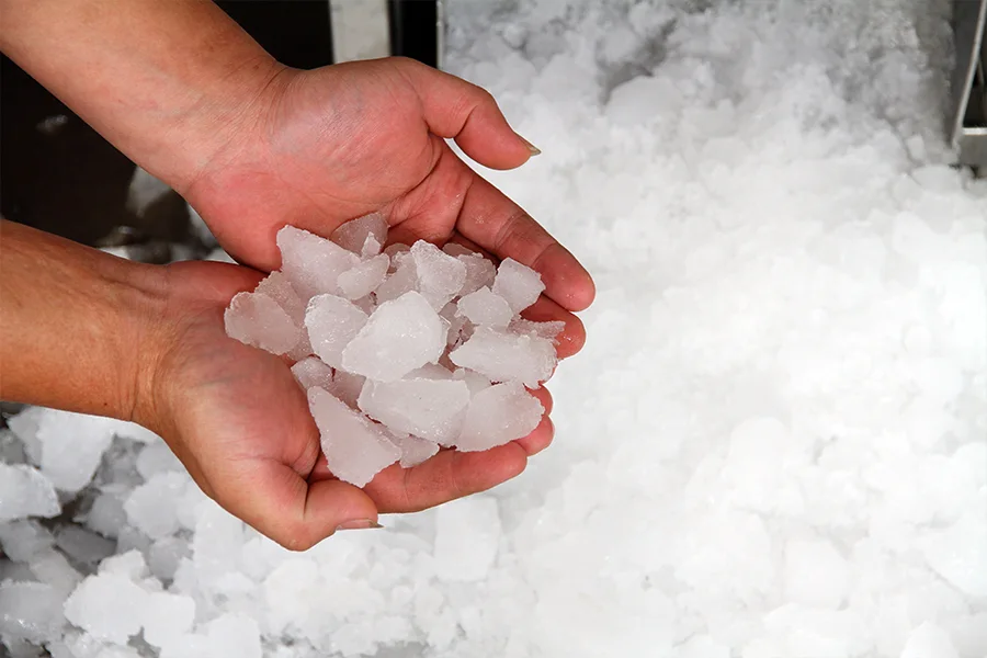 une main tenant de la glace en pépites