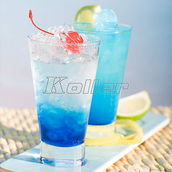 two glasses of cocktail with ice cube