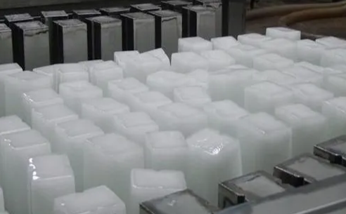 lots of cube ice in the machine