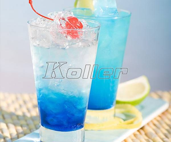 zwei Gläser Cocktail mit Eiswürfel